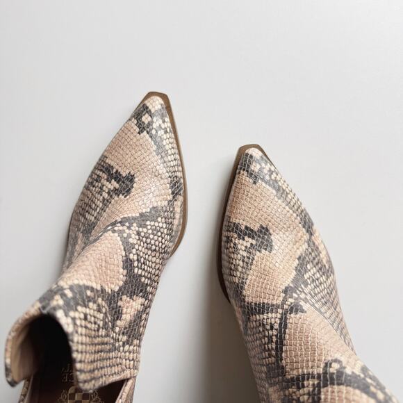 NWT Vince Camuto Gigietta Snake Print Ankle Bootie Size 7.5 - Picture 2 of 8